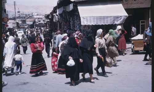 Phụ nữ Syria trong trang phục truyền thống tham gia các hoạt động thường nhật.