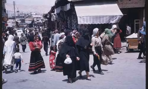 Phụ nữ Syria trong trang phục truyền thống tham gia các hoạt động thường nhật.