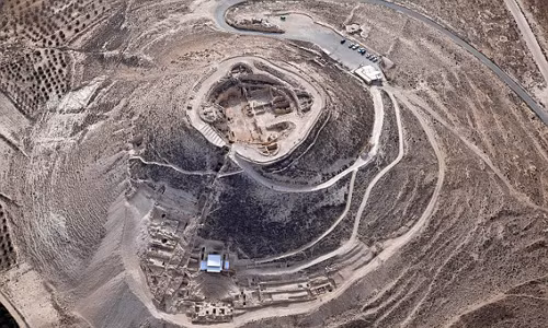 Các chuyên gia đã phát hiện cung điện của Herod Đại đế tại Herodium. Lối vào và hành lang của cung điện được xây dựng trước khi chúa Jesus chào đời khoảng 20 năm.