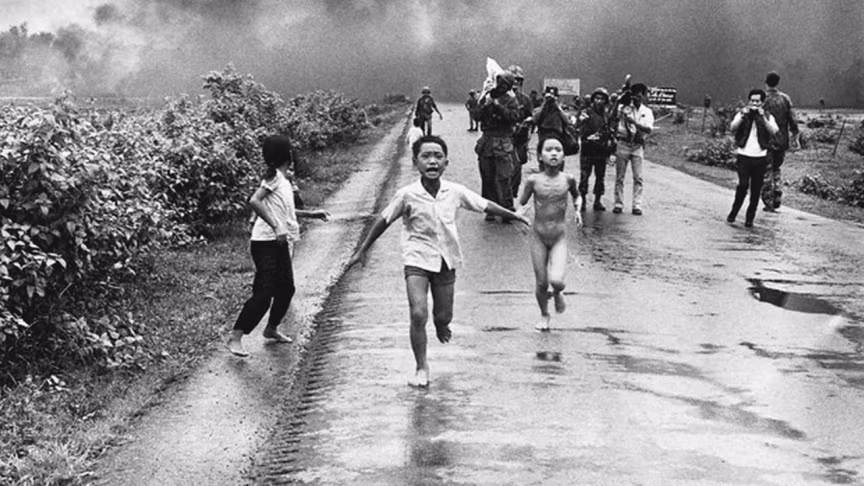 Em bé napalm Kim Phúc bị bỏng nặng, quần áo bị cháy hết cùng một số trẻ em khác ở Tràng Bảng vừa chạy vừa khóc sau khi nơi đây bị đánh trúng bom napalm hồi tháng 6/1972. Nhiếp ảnh gia Nick Út đã chụp được bức ảnh đắt giá ghi lại thời khắc đau thương của trẻ em trong cuộc chiến tranh Việt Nam ác liệt.