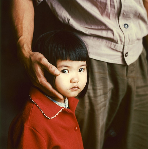 Ánh mắt sợ sệt của bé gái khi lần đầu tiên nhìn thấy người nước ngoài.