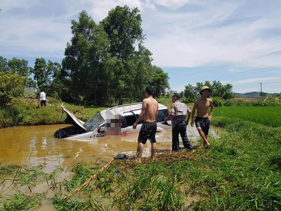 Thông tin ban đầu xác định nạn nhân tử vong chính là tài xế, ngoài ra còn có 3 người khác đi cùng may mắn thoát nạn và bị thương đã được đưa đi cấp cứu. Trong số các nạn nhân bị thương có 1 cụ già, các nạn nhân đều sinh sống trên địa bàn huyện Con Cuông.
