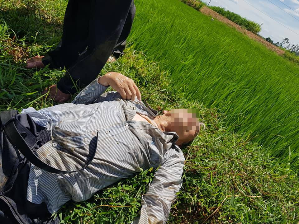 Theo người đân khu vực, vào khoảng thời gian trên, chiếc xe ô tô lao xuống dốc 3 cấp (theo tên gọi người địa phương) ngay lập tức chiếc xe này bị lật xuống một chiếc cống. Phát hiện sự việc, nhiều người đã nhanh chóng đến để cứu nạn nhưng do tài xế bị thương và nước nhanh chóng tràn vào khiến anh này tử vong.