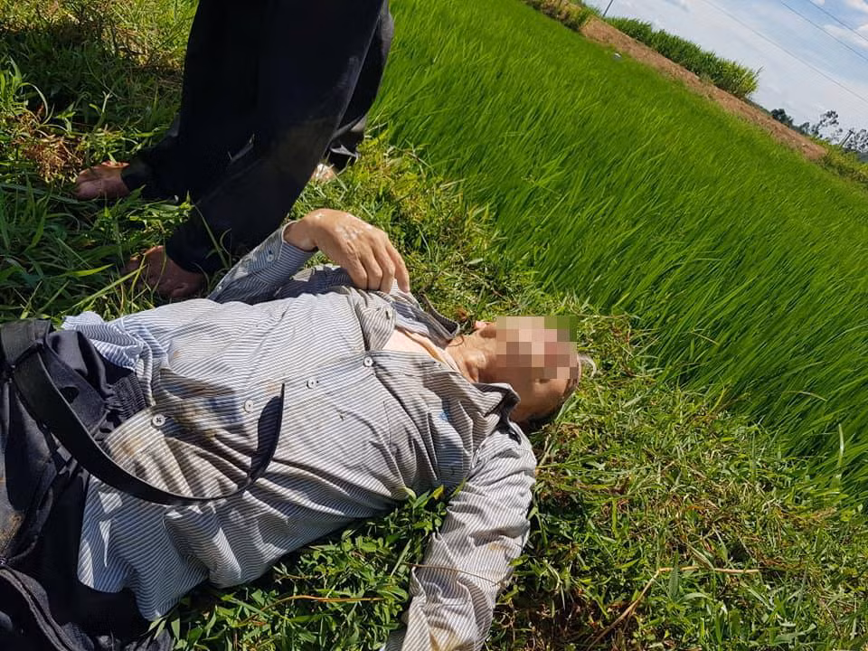 Theo người đân khu vực, vào khoảng thời gian trên, chiếc xe ô tô lao xuống dốc 3 cấp (theo tên gọi người địa phương) ngay lập tức chiếc xe này bị lật xuống một chiếc cống. Phát hiện sự việc, nhiều người đã nhanh chóng đến để cứu nạn nhưng do tài xế bị thương và nước nhanh chóng tràn vào khiến anh này tử vong.