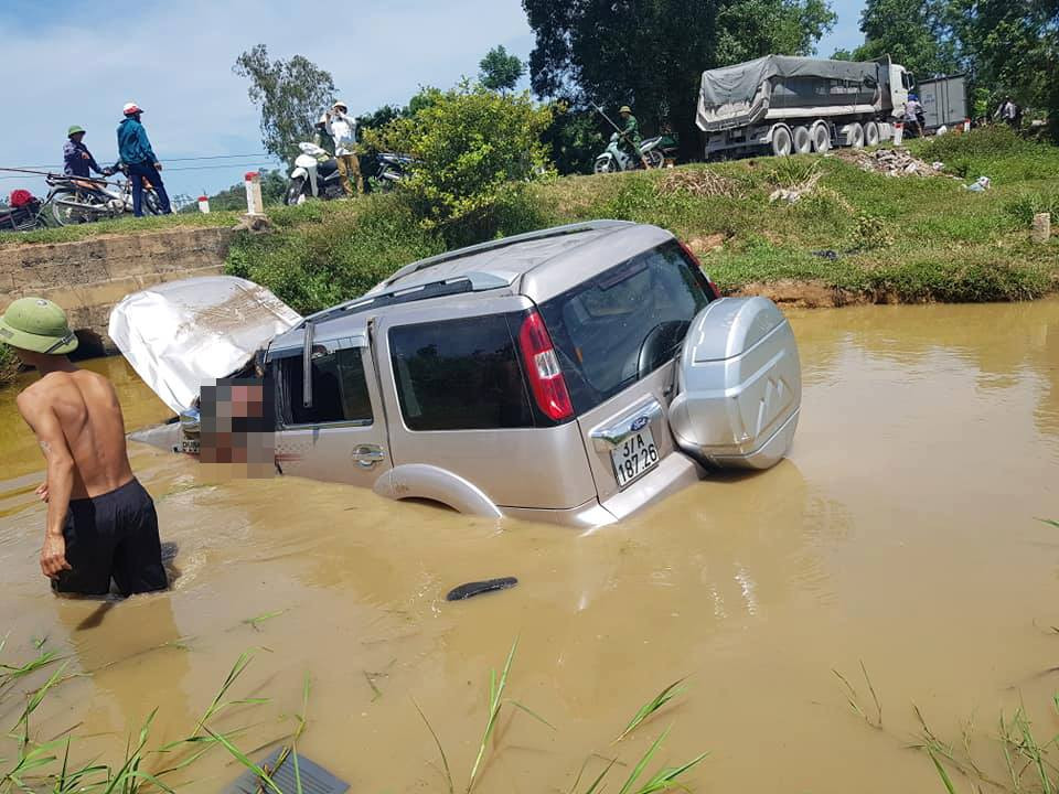 Trưa cùng ngày, trao đổi với chúng tôi, ông Nguyễn Văn Xuân - chủ tịch UBND xã Nam Hưng, huyện Nam Đàn cho hay, thời điểm xảy ra vụ tai nạn trong xe có 4 người.