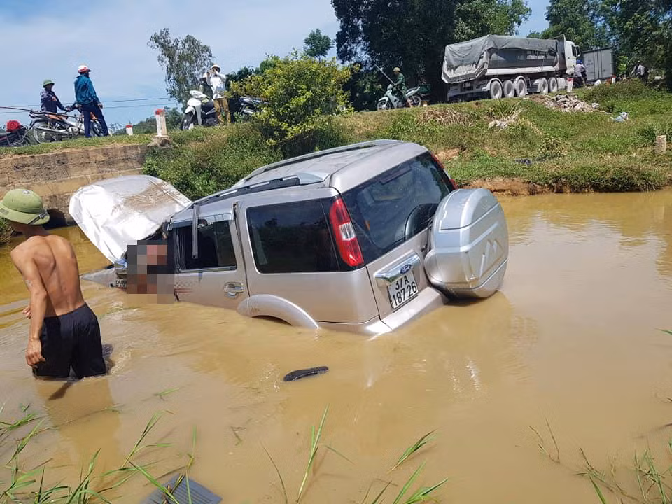 Trưa cùng ngày, trao đổi với chúng tôi, ông Nguyễn Văn Xuân - chủ tịch UBND xã Nam Hưng, huyện Nam Đàn cho hay, thời điểm xảy ra vụ tai nạn trong xe có 4 người.