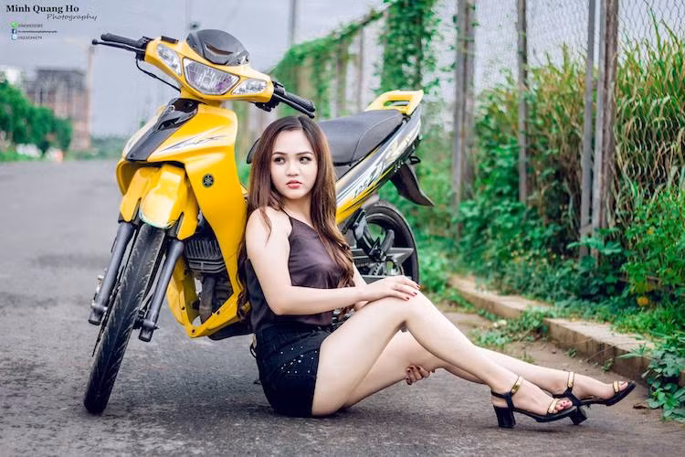 Tuy nhiên, Yamaha đã bổ sung thêm cho chiếc xe tùy chọn với màu mới vàng-đen nổi bật hơn. Bên cạnh đó còn có những màu sắc như xanh GP và đỏ-đen đang bán ra hiện nay.