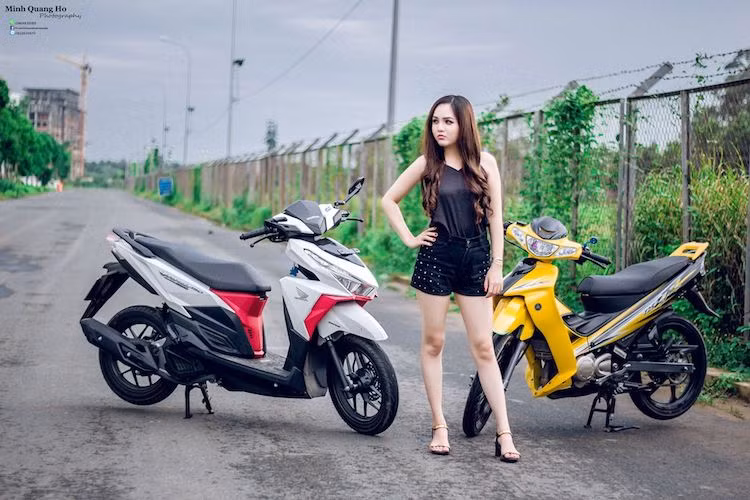Tại Malaysia, Yamaha 125ZR 2016 vẫn giữ nguyên giá bán ở mức 7.269 RM, tương đương khoảng hơn 40 triệu đồng. Hiện tại,a chiếc xe vẫn được nhiều cửa hàng nhập khẩu xe máy tại Việt Nam bán với giá hơn 200 triệu đồng.