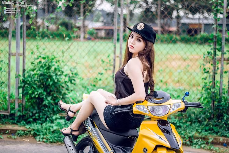  xe máy Yamaha 125ZR thuộc dòng xe 2 kỳ Y125Z của hãng xe máy đình đám Nhật Bản, được ra mắt lần đầu vào năm 1998 để thay thế cho dòng Y110SS trước đó. Tại Việt Nam, chiếc xe thường được dân chơi gọi với những cái tên thân mật là Ya Z hay Ya "cá mập", do đuôi sau đúc thành hình mang cá mập.