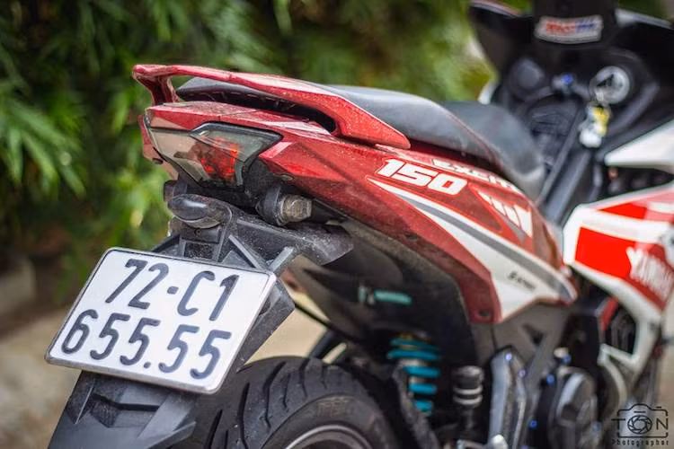 Cuối cùng, biển số tứ qúy 5 cũng là một điểm nhấn độc đáo của chiếc Exciter này. Với những chi tiết độ được thêm vào, chiếc xe côn tay Yamaha Exciter 150 của người chơi xe Vũng Tàu không chỉ đẹp mắt mà còn có hiệu năng tốt hơn xe nguyên bản.