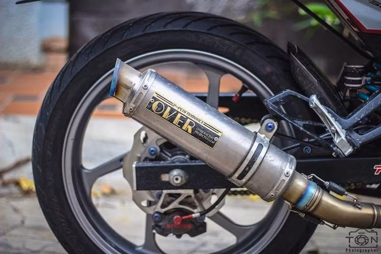 Với hệ thống xả gồm pô Over Racing từ Nhật và cổ pô thoáng hơn, âm thanh từ khối động cơ đã trở nên uy lực hơn. Giống như bánh trước, hệ thống phanh sau cũng được nâng cấp với đĩa Galfer và heo Brembo. Trong khi đó, với lốp Pirelli Angerl GT và phuộc sau Nitron, độ ổn định trên đường của chiếc Exciter đã tăng lên đáng kể.