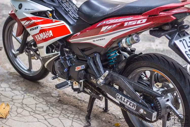 Dàn vỏ nguyên bản của chiếc xe đã được chủ nhân đi tem đấu theo phong cách mẫu xe đua Yamaha M1 MotoGP năm 2014. Tuy nhiên thay vì tông màu xanh GP truyền thống, chiếc xe đã được phối màu đỏ nổi bật hơn. Nằm phía sau đuôi là chắn bùn nguyên bản của Exciter được rút ngắn lại và kèm theo đèn xi-nhan LED nhỏ hơn.