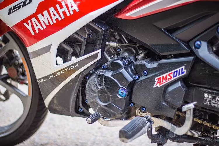 Động cơ SOHC 4 van 150 cc nguyên bản của Exciter đã hoàn toàn được chủ xe giữ nguyên, chỉ trang trí lại với một số con ốc titan Proti sặc sỡ. Ở dạng nguyên bản, động cơ này đem tới cho mẫu xe côn tay dáng underbone công suất tối đa 15,4 mã lực và mô-men xoắn cực đại 13,8 Nm.