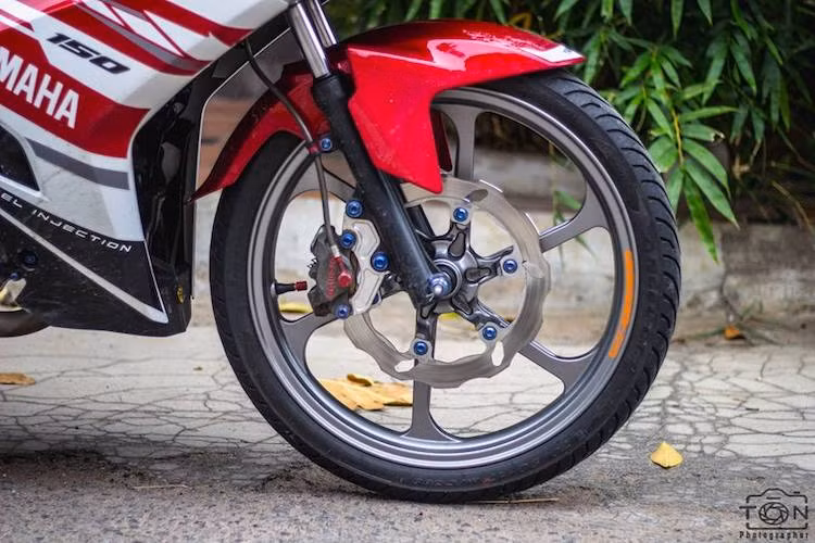 Thay vì cặp mâm nguyên bản 5 cánh kép, chiếc xe nay đã được chủ nhân thay mâm OZ Racing 6 cánh thẳng với thiết kế thanh mảnh, sắc sảo hơn. Ở phía trước, hệ thống phanh của chiếc xe cũng đã được nâng cấp triệt để với heo Brembo Billet 2 pis đối xứng và đĩa Galfer.