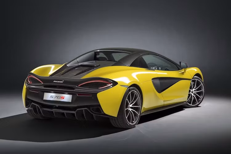 570S Spider được trang bị bộ mui xếp cứng chia làm 2 phần, có khả năng đóng hoặc mở chỉ trong 15 giây ở tốc độ dưới 40 km. Được làm từ composite trọng lượng nhẹ, tuy nhiên bộ mui xếp vẫn khiến 570S Spider nặng hơn bản coupe tới 46 kg. Hãng siêu xe McLaren cho biết sự thay đổi này không ảnh hưởng tới hiệu năng của chiếc xe.