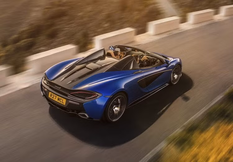 Khi đóng mui, McLaren 570S Spider có thể đạt tốc độ tối đa 328 km/h giống như bản coupe. Chiếc xe chỉ mất 3,2 giây để tăng tốc từ 0-100 km/h, 0-200 km/h trong 9,6 giây và chạy hết đường đua drag dài 1/4 dặm (400 m) chỉ trong tròn 11 giây.