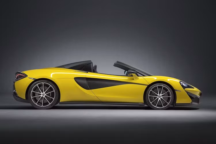 Dựa trên cơ sở thiết kế của McLaren 570S Coupe, 570S Spider gần như không có sự thay đổi về kiểu dáng. Ngoại trừ khác biệt lớn nhất nằm ở bộ mui xe, phiên bản này còn được trang bị cánh đuôi mới có màu xám Dark Palladium với chiều cao lớn hơn 570S Coupe 12 mm. Khách hàng cũng có thể lựa chọn cánh đuôi bằng sợi carbon.