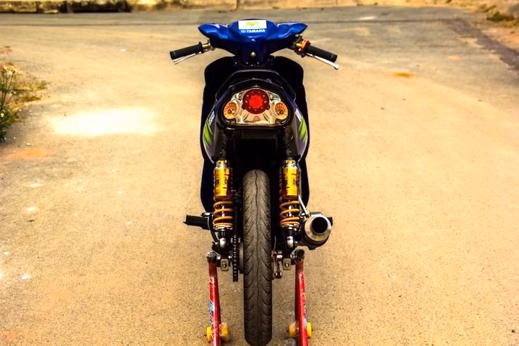 Ở phía sau, chiếc Jupiter cũng đã bị tháo bỏ dè sau. Những món đồ chơi như phuộc Ohlins và pô LeoVince giúp tăng hiệu năng của chiếc xe.