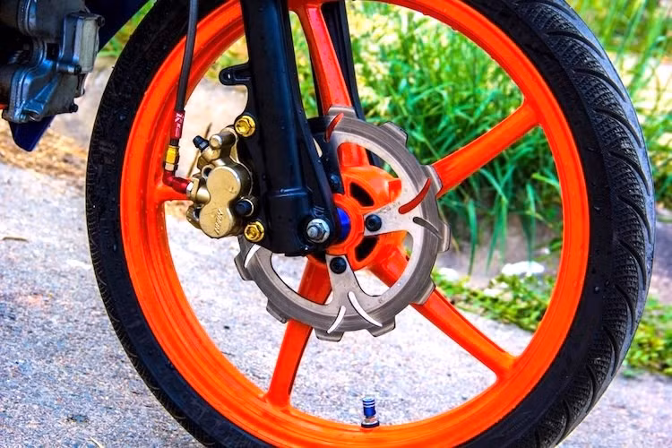 "Dàn chân" của chiếc xe được nâng cấp với cặp mâm Racing Boy 5 cây, đồng thời hệ thống phanh trước cũng được cải tiến nhẹ với đĩa hoa Apido.