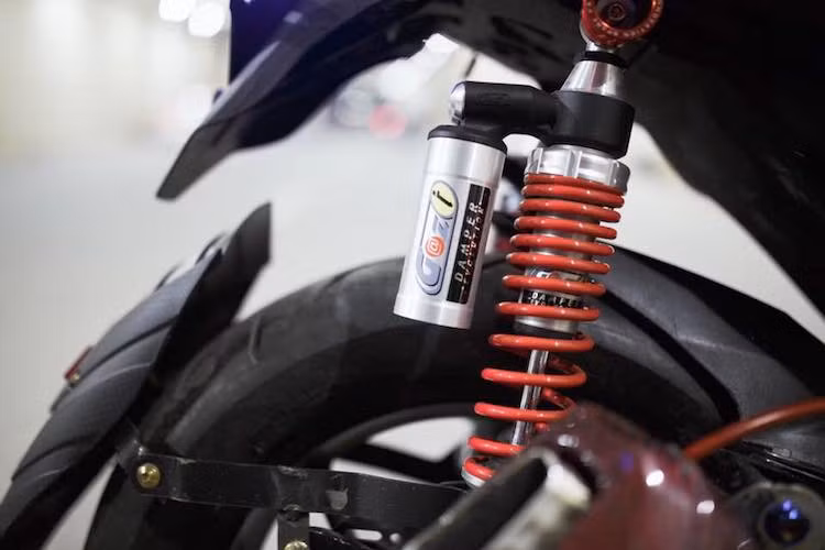 Những chiếc NVX 155 bị than phiền rất nhiều do chất lượng phuộc sau, chính vì vậy cặp phuộc sau cũng nằm trong danh sách cần nâng cấp của chủ xe. Thay vì phuộc nguyên bản, chiếc xe nay đã sở hữu phuộc G@zi bình dầu rời cứng cáp hơn.