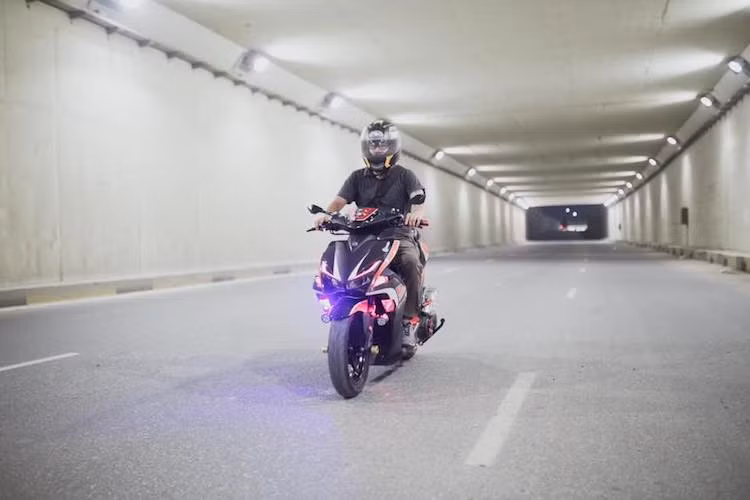 Chiếc xe tay ga thể thao Yamaha NVX 155 cc đã được người chơi xe tại miền Bắc độ lại với "chi chít" các phụ tùng trang trí và nâng cấp khác nhau để khiến nó trở nên nổi bật hơn.