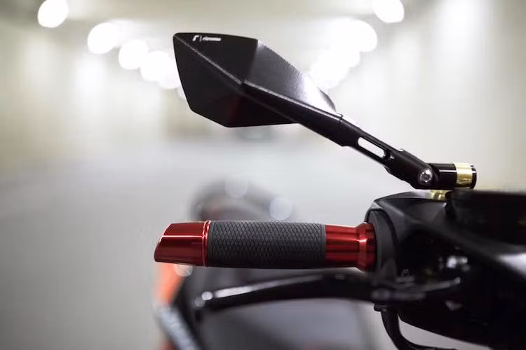 Nằm ở phía trên tay lái, chủ xe đã trang bị cho NVX cặp tay phanh Racing Boy, gù xéo Rizoma, bao tay và gương hậu Rizoma. Đặc biệt, phần mặt nạ trước nguyên bản của NVX đã được thay bằng mặt nạ của TFX 150 với kiểu dáng góc cạnh khỏe khoắn hơn.