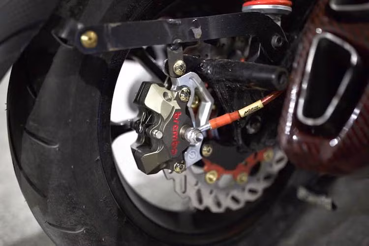 Dù có phanh đĩa với ABS ở phía trước nhưng chiếc NVX 155 nguyên bản lại chỉ có phanh đùm phía sau. Chính vì vậy, chủ xe cũng đã nâng cấp hệ thống phanh của xe lên phanh đĩa, sử dụng đĩa Boushi kèm heo Brembo Billet 2 pis đối xứng và pad nhôm CNC.