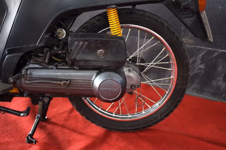 Nằm ở phía sau xe là khối động cơ 2 kỳ xi-lanh đơn làm mát bằng không khí với dung tích thực 49,4 cc, đường kính trái 44mm, hành trình piston 39,3 mm, hộp số vô cấp Honda V-Matic và sử dụng chế hòa khí cơ. Công suất của động cơ này rất khiêm tốn khi chỉ đạt 3,1 mã lực - yếu hơn tới gần 4 lần so với chiếc SH125i hiện nay.