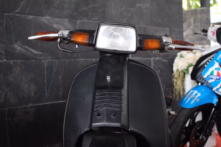 Ở thế hệ đầu tiên, SH50 có mặt nạ trước vuông vức với khe thoát âm của hệ thống còi và được tích hợp sẵn các lỗ bắt ốc để gắn baga giỏ xe. Toàn bộ đèn pha và đèn xi-nhan của xe nằm hết trên phần đầu, với thiết kế gợi nhớ tới mẫu xe số phổ thông Honda Super Cub 82 ra đời trong cùng khoảng thời gian.