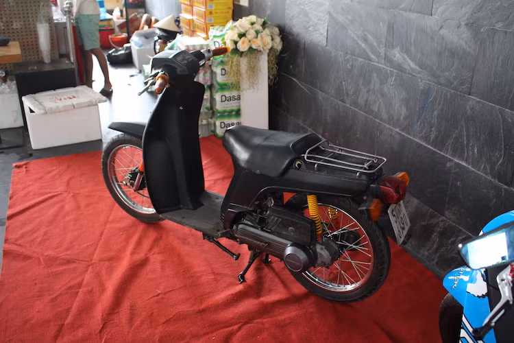 Trong khi đó, các thế hệ SH thứ nhất và thứ 2 dù cũng xuất hiện tại Việt Nam nhưng thường ở trong tình trạng cũ do được nhập theo dạng "xe bãi" từ Nhật và đa số chủ sở hữu đều không biết tới giá trị của chúng. Chính vì vậy, những chiếc Honda SH50 thế hệ đầu tiên còn nhiều đồ "zin" và hoạt động bình thường là "hàng hiếm" không dễ gì kiếm được ở nước ta.