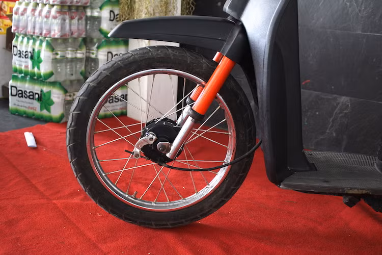 Trong đó, "Super Handling" ám chỉ đường kính bánh 16 inch giúp nó có khả năng kiểm soát tốt hơn những mẫu xe ga khác. Ngay từ thế hệ đầu tiên tới nay, Honda SH luôn "trung thành" với cỡ bánh xe này. Tuy nhiên khác với các phiên bản sau này, Honda SH50 đời đầu sử dụng bánh căm thay vì mâm đúc. Xe sở hữu phuộc trước dạng ống lồng và phanh đùm.