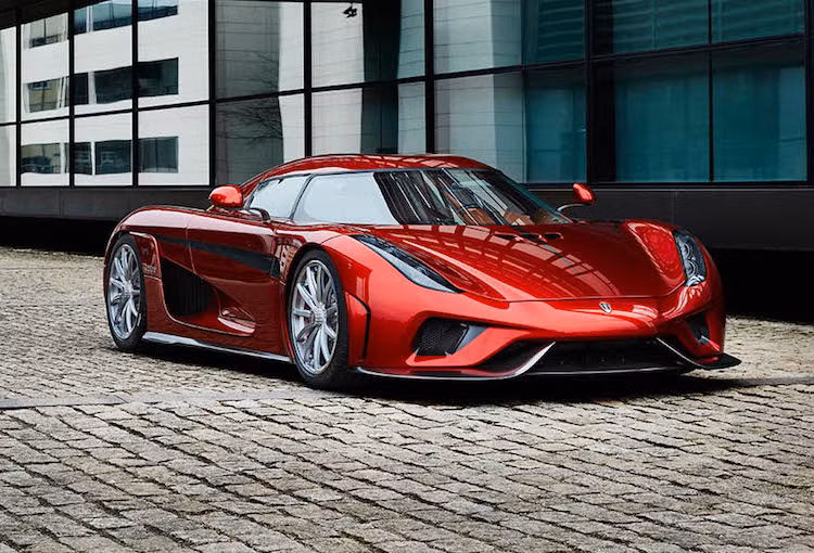 Sử dụng hệ động lực với tên gọi Koenigsegg Direct Drive (KDD), Regera được trang bị động cơ V8 tăng áp kép 5.0l, cùng 3 motor điện để đạt tổng công suất lên tới hơn 1500 mã lực và mô-men xoắn hơn 2000 Nm.