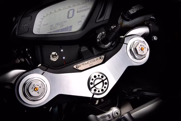 Hiện tại hãng xe môtô MV Agusta chưa công bố chi tiết kế hoạch phân phối và giá bán của RVS. Tuy nhiên chắc chắn mẫu xe này sẽ được sản xuất với số lượng giới hạn trong khoảng từ 3 con số trở xuống.