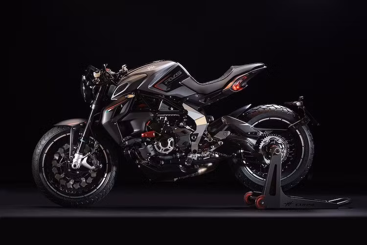 Nhờ sử dụng các vật liệu nhẹ như sợi carbon hay titan nên RVS nhẹ hơn Dragster 800 thường 8 kg, đạt 160 kg. Xe vẫn sử dụng động cơ 3 xi-lanh thẳng hàng 798 cc với công suất 140 mã lực cùng mô-men xoắn cực đại 86 Nm như Dragster 800 RR thông thường.