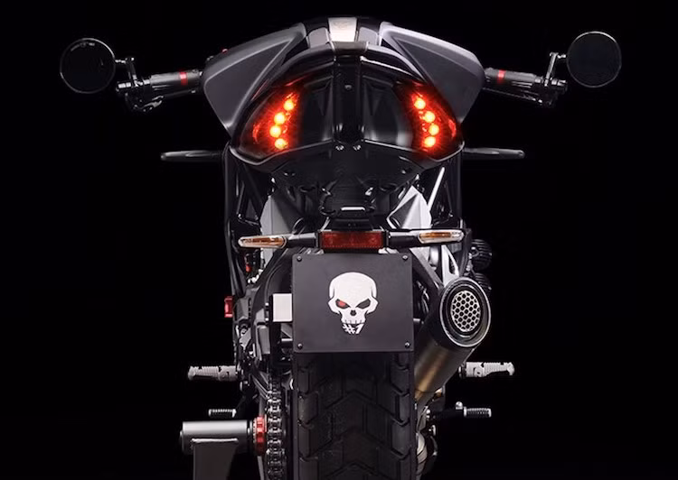 Những họa tiết hình đầu lâu đặc biệt được trang trí ở trên chắn bùn trước, yên cho người ngồi sau và bình xăng của chiếc xe. Mỗi chiếc MV Agusta RVS sẽ được tặng kèm một bộ phụ kiện gồm giấy chứng nhận phiên bản đặc biệt, bạt phủ xe, nắp bình xăng đóng mở nhanh, pô SC Project, ECU với map đường đua và loạt phụ tùng bằng titan khác.