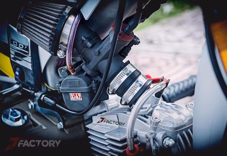 Dựa trên thiết kế động cơ nguyên bản của Honda, hãng Takegawa đã thiết kế lại toàn bộ quy lát, nòng xi-lanh, piston..., khiến cỗ máy này có trọng lượng cực nhẹ nhưng đạt công suất lên tới 22 mã lực, dù chỉ có dung tích 148 cc. Ngoài ra, bộ máy này còn có tới 5 số thay vì chỉ 4 số như máy Honda.