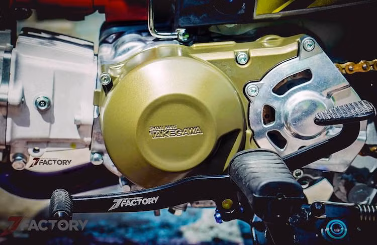 Tuy nhiên, đặc điểm "khủng" nhất trên chiếc Dream này đó là nó đã được chủ nhân thay nguyên cục máy Takegawa Superhead +R, đi kèm với chế hòa khí Yoshimura và cổ pô titan Over Racing. Chỉ riêng khối máy được nhập từ Nhật Bản này đã tiêu tốn của chủ xe tới 120 triệu đồng.