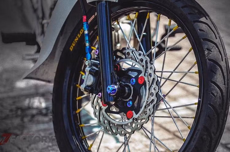 Vốn có phanh đùm ở phía trước, tuy nhiên chiếc Honda Dream độ kiểng này đã được nâng cấp toàn diện hệ thống phanh với đĩa Braketech và heo KTM 2 piston. Vẫn đi vành nan giống như xe nguyên bản, tuy nhiên bộ vành của xe đã được thay bằng vành nhôm Takegawa nhập Nhật cứng cáp và nhẹ hơn nhiều.