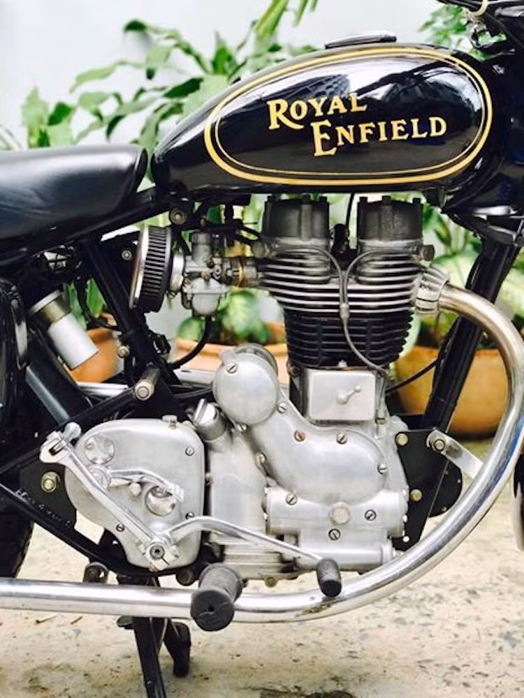 Cung cấp sức mạnh cho Royal Enfield Bullet 350 là khối động cơ xi-lanh đơn OHV làm mát bằng không khí với dung tích thực 346 cc, kết hợp với hộp số 5 cấp. Dù có dung tích lớn nhưng do sử dụng công nghệ cũ và hành trình xi-lanh lớn tới 90 mm, động cơ này chỉ đạt công suất khiêm tốn là 19,8 mã lực. Bù lại, mô-men xoắn của xe khá lớn là 28 Nm.