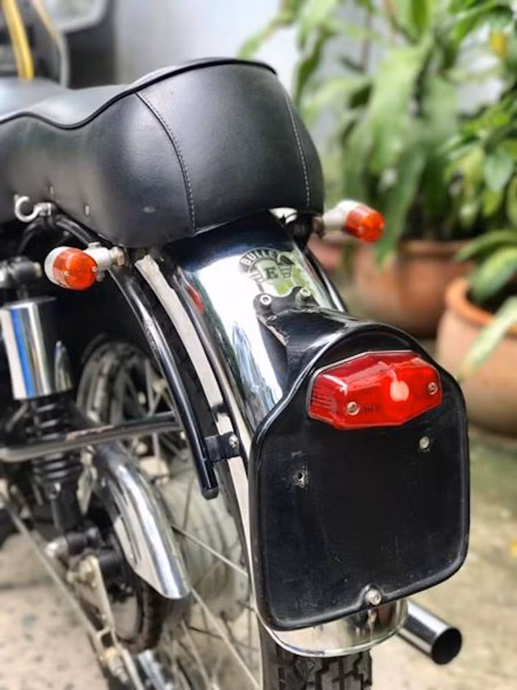 Các kích thước D x R x C của xe lần lượt là 2140, 810 và 1120 mm. Với trọng lượng 183 kg, Royal Enfield Bullet 350 tương đối nhẹ. Ngày nay, dòng Bullet vẫn đang tiếp tục được Royal Enfield sản xuất tại Ấn Độ với một số điểm khác biệt nhỏ về ngoại hình so với phiên bản cổ.