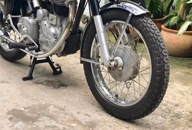 Royal Enfield Bullet được trang bị cặp bánh căm với đường kính 19 inch và lốp cỡ 3,25 inch cho cả 2 bánh. Là một mẫu xe cổ nên Bullet cũng chỉ được trang bị phanh đùm. Phuộc trước của xe có dạng ống lồng đường kính 35 mm với khoảng hành trình 130 mm, trong khi phuộc sau là dạng lò xo kép điều chỉnh 5 mức, khoảng hành trình 80 mm.
