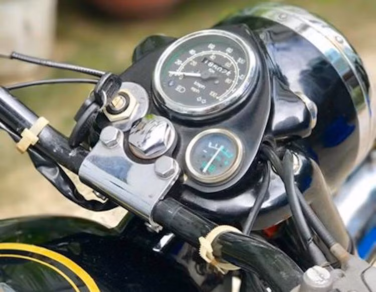 Bảng đồng hồ của xe có thiết kế đơn giản nhưng khá đầy đủ chức năng với đồng hồ báo tốc độ, một số đèn báo và đồng hồ báo xăng. Dù không được đặt cao nhưng tay lái của xe lại uốn về phía sau, tạo cảm giác điều khiển thoải mái.