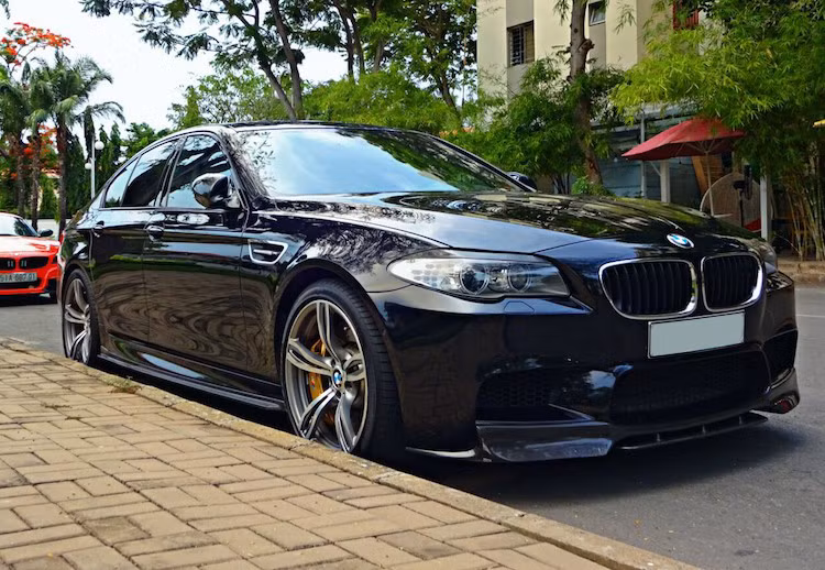 Là phiên bản mới nhất của dòng sedan thể thao BMW M5 với lịch sử từ năm 1984, M5 F10 được dựa trên cơ sở xe sang 5 Series F1. Giống như những chiếc BMW M khác, M5 F10 cũng có ngoại thất "chiến" hơn so với 5 Series thông thường. Phía trước xe là cản trước với các khe hút gió lớn theo đúng phong cách của những mẫm BMW M thể thao.