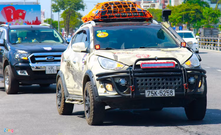 Sau khi tập trung, cả đoàn di chuyển và diễu hành qua các tuyến phố ở Đà Nẵng.