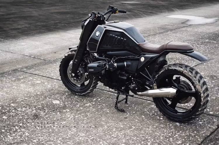 Ở phía sau, Zife đã tối giản phần đuôi xe với chắn bùn cao và dải LED tích hợp cả đèn hậu lẫn xi-nhan nằm gọn trên khung phụ phía sau xe. Ngay cả đệm mút yên cũng đã được cắt gọn sắc cạnh, sau đó bọc da nâu kiểu cổ điển. Cặp mâm 3 cánh nguyên bản của R1100RS không có sự thay đổi, nhưng xưởng độ đã sử dụng lốp gai để tạo vẻ khỏe khoắn hơn.