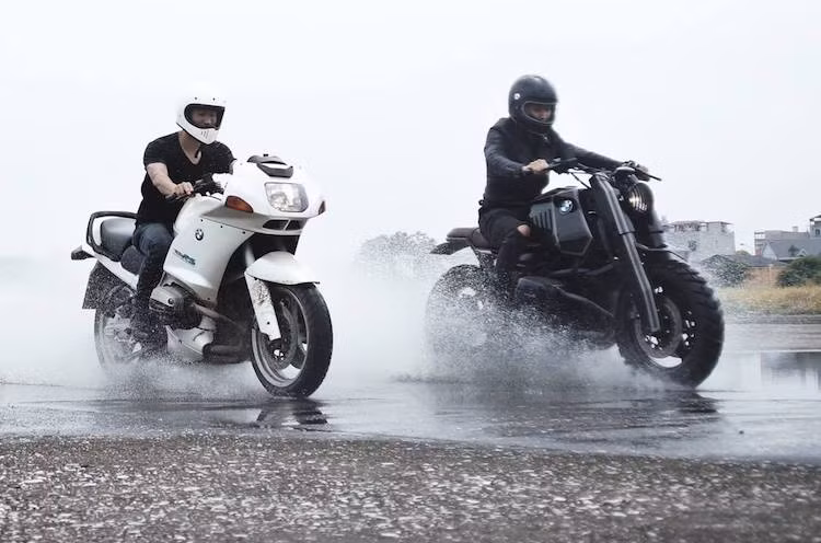 Với kiểu dáng streetfighter đầy góc cạnh, bản độ Ronin mẫu sport touring "hàng hiếm" BMW R1100RS của xưởng độ trẻ Zife Design tại Hà Nội đã gây ấn tượng mạnh cho những người yêu xe.