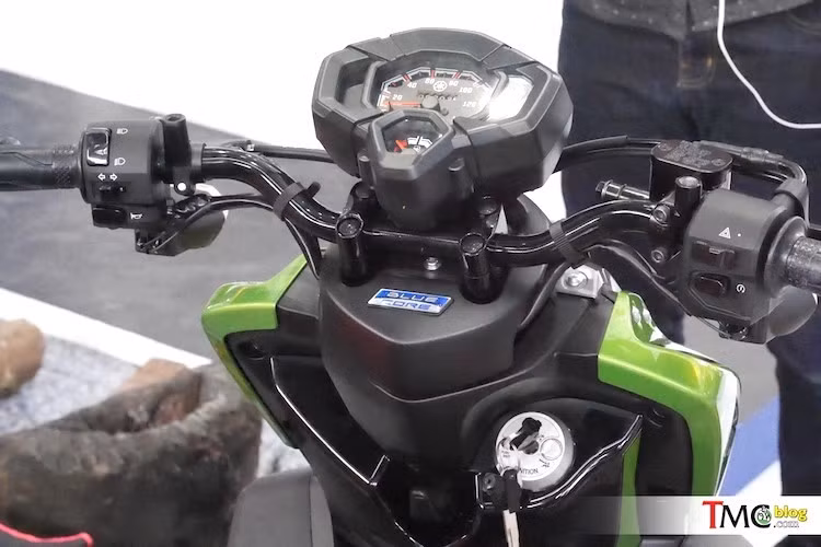 Do có giá rẻ, bảng đồng hồ của X-Ride 125 hoàn toàn chỉ sử dụng các đồng hồ chạy cơ truyền thống. Chiếc xe cũng không có hệ thống khóa thông minh hay cổng sạc như một số dòng tay ga mới hiện nay.