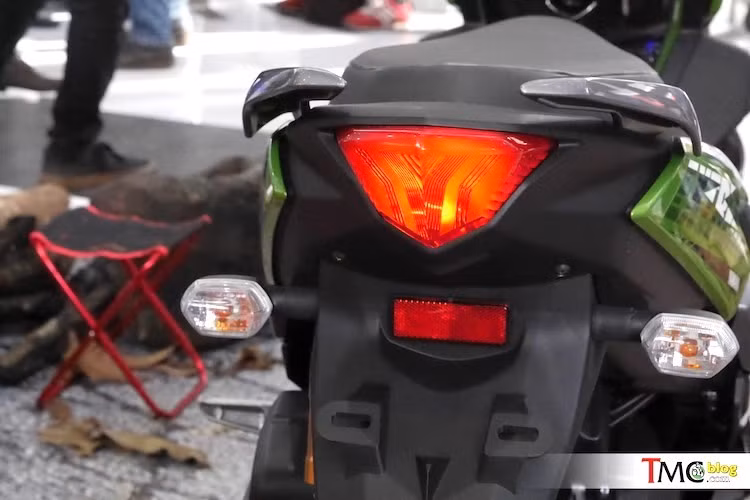 Phần đuôi của X-Ride 125 được thiết kế vuốt nhọn thể thao, với 2 xi-nhan chuyển sang hai bên chắn bùn. Xe được trang bị phanh đĩa phía trước, phanh đùm phía sau, lốp không săm và vành 5 cây 14 inch giống nhiều mẫu xe tay ga Yamaha giá rẻ khác hiện nay.