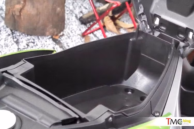 Nằm bên cạnh ổ khóa của xe là một hộc chứa đồ nhỏ, đủ chỗ chứa một số vật dụng cá nhân như găng tay hay khẩu trang. X-Ride 125 còn có một hộp chứa đồ ở phía dưới yên xe, đủ chỗ chứa 1 mũ bảo hiểm nửa đầu và một số đồ dùng nhỏ khác.