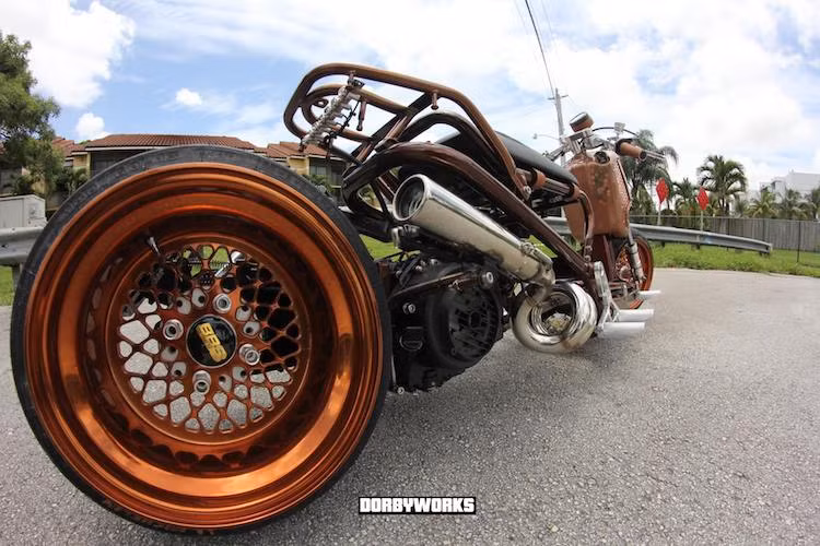 Đi kèm với động cơ là cây pô "con sâu" với cổ pô được gia công dạng xoắn ốc cực độc đáo, , phía trên là bộ khung ghế thấp kèm chiếc yên bọc da màu đỏ đẹp mắt. Đặc biệt, Đặc biệt, bánh sau của xe đã được lên mâm siêu rộng của Ruckhouse với bản rộng tới 8 inch và đường kính 12 inch. Cả 2 bánh đều được trang bị lốp Michelin Pilot Power.